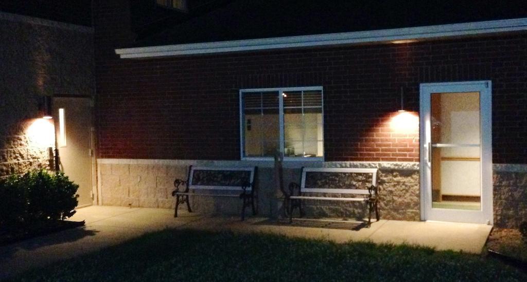 Super 8 By Wyndham Ava Motel Exterior foto